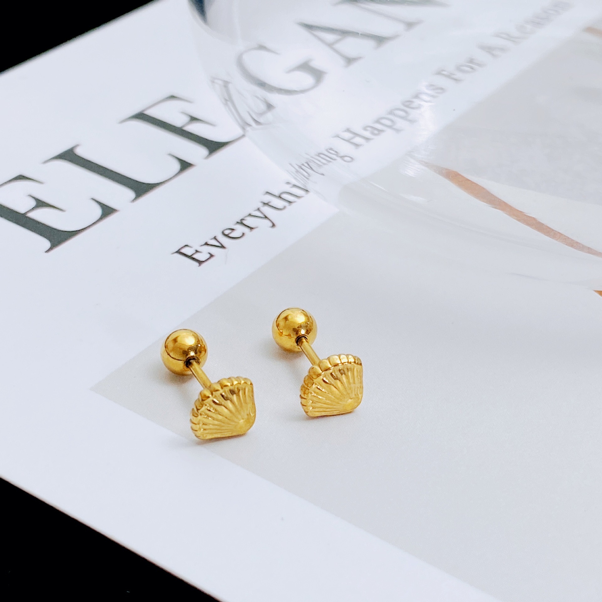 Aretes Topo Cuadrado Geométrico Dorados – Acero Inoxidable 304 PVD 18K | Diseño Mini Elegante - Imagen 1