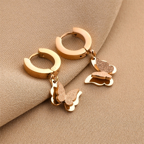 Aretes Argolla Huggie con Dije Mariposa y Corazón Rosa Dorados – Acero Inoxidable 316L | Diseño Charm