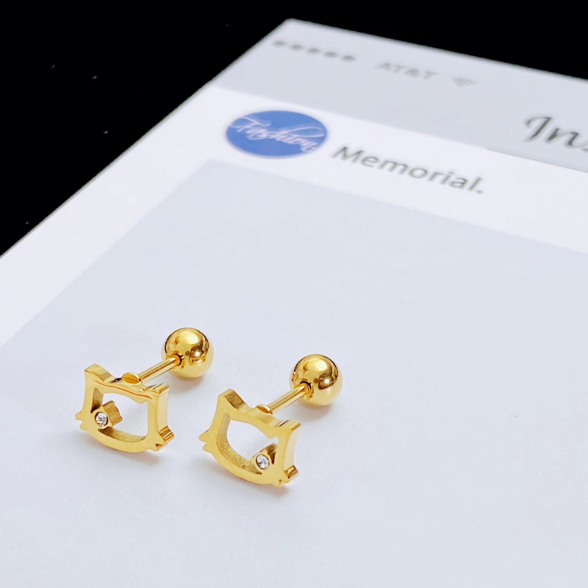 Aretes Huggie con Dije Bolita Colgante Dorados – Acero Inoxidable 304 PVD 18K | Diseño Diario - Imagen 1
