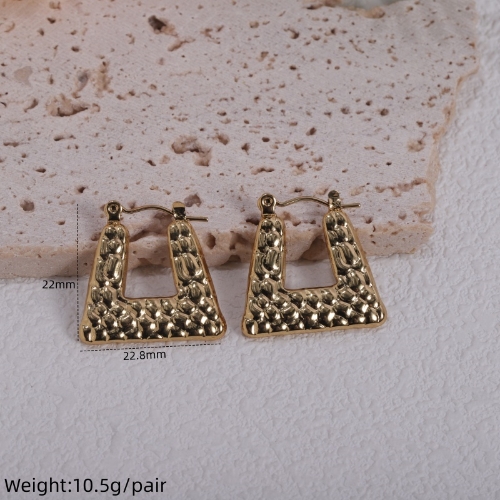 Aretes Geométricos Pirámide Dorados – Acero Inoxidable 316L | Diseño Triangular Statement