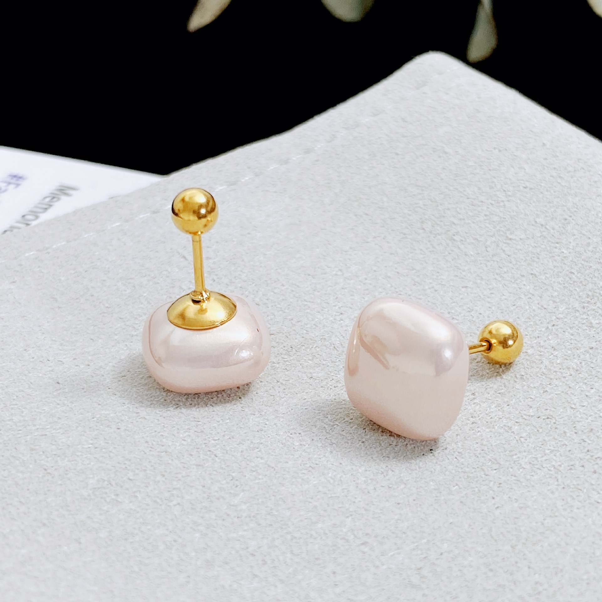 Aretes Topo Cuadrado Piedra Rosa Dorados – Acero Inoxidable 304 PVD 18K | Diseño Geométrico Color - Imagen 1