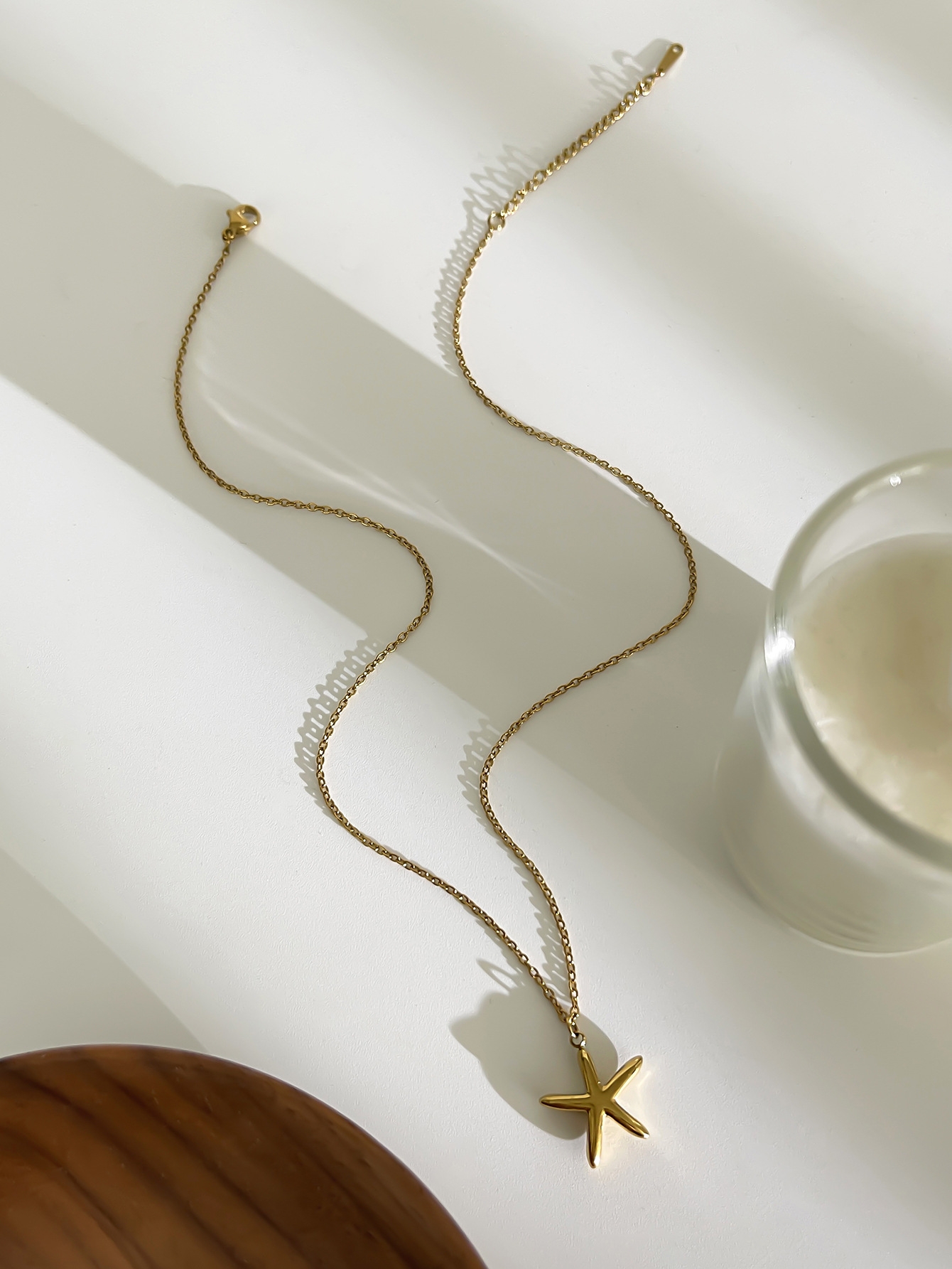 Collar Cadena Fina con Dije Pequeño Dorado – Acero Inoxidable 316L | Diseño Colgante Delicado - Imagen 1